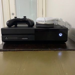 COPY - Xbox One w| 2 Rechargeable Controllers